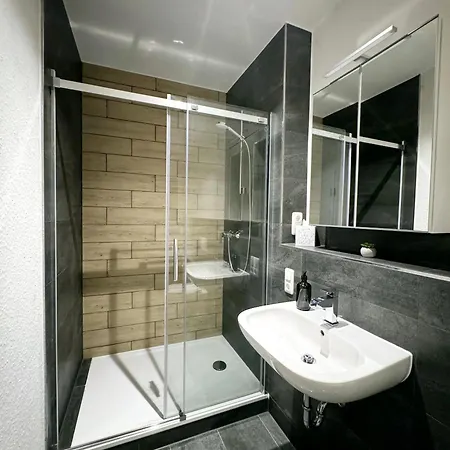 1 Naehe Rhein Mit Verkehrsanbindung شقة